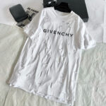 T-shirt bianco Givenchy distressed, streetwear di lusso, moda 2023, casual ed elegante.