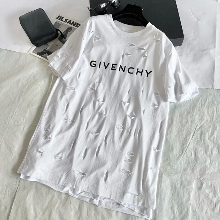 T-shirt bianco Givenchy distressed, streetwear di lusso, moda 2023, casual ed elegante.