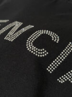 Felpa nera Givenchy con logo ricamato e strass brillanti, stile casual chic di lusso.