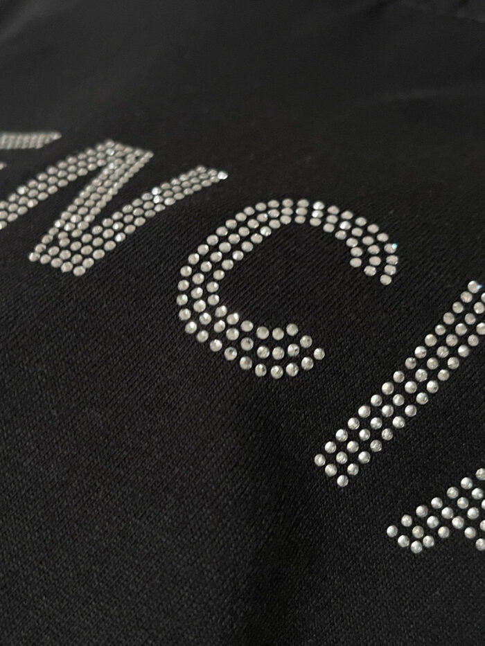 Felpa nera Givenchy con logo ricamato e strass brillanti, stile casual chic di lusso.
