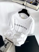 T-shirt bianca Givenchy con logo, stile casual elegante, accessori moda e libri di lusso.