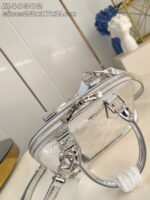 Borsa moderna in argento lucido con dettaglio elegante e design compatto, perfetta per ogni occasione.