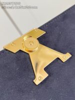 Fermaglio decorativo in ottone dorato, elegante e lucido, per accessori di alta moda.