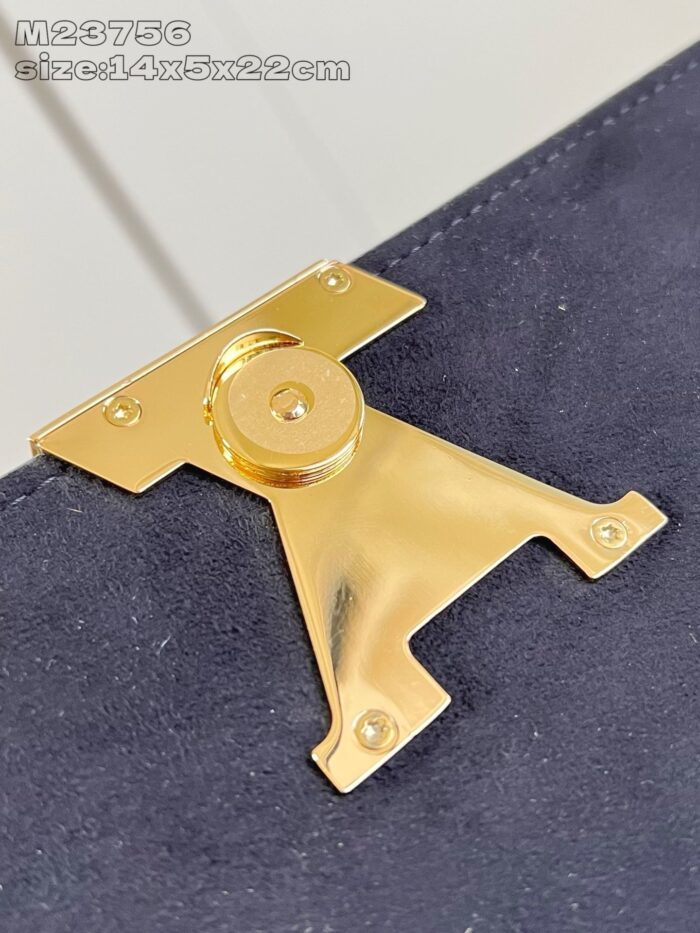 Fermaglio decorativo in ottone dorato, elegante e lucido, per accessori di alta moda.