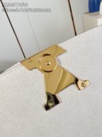 Borsa bianca elegante con hardware dorato, design moderno e stile sofisticato.