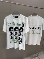 T-shirt bianco con grafica collage, dettagli verde e design minimalista.