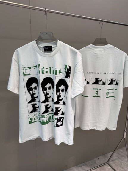 T-shirt bianco con grafica collage, dettagli verde e design minimalista.