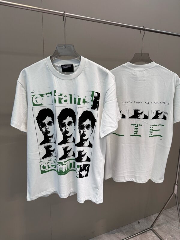 T-shirt bianco con grafica collage, dettagli verde e design minimalista.
