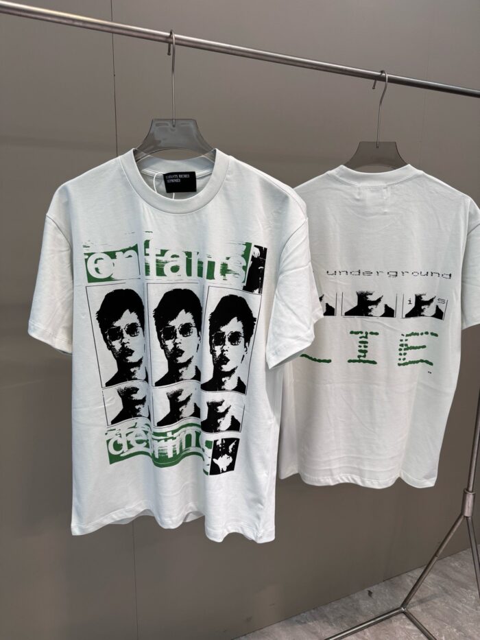 T-shirt bianco con grafica collage, dettagli verde e design minimalista.