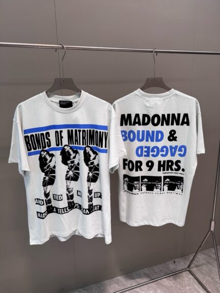 Magliette streetwear con messaggi provocatori e cultura pop, design audace e stile contemporaneo.