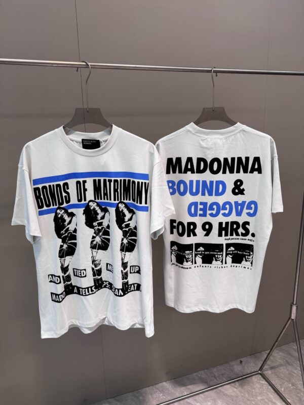 Magliette streetwear con messaggi provocatori e cultura pop, design audace e stile contemporaneo.