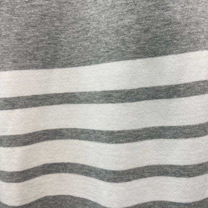 Tessuto cotone grigio e bianco a righe casual e versatile per abbigliamento moderno.