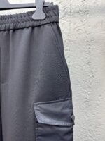 Pantaloni cargo grigi elasticizzati con tasca laterale e stile confortevole, ideali per ogni occasione.