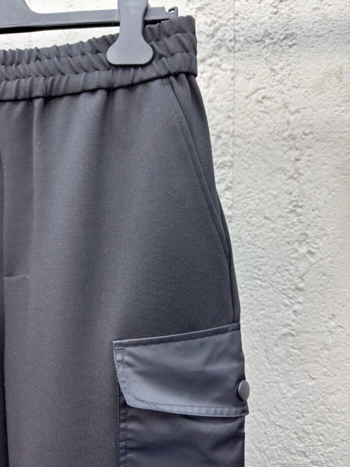Pantaloni cargo grigi elasticizzati con tasca laterale e stile confortevole, ideali per ogni occasione.