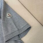 Maglietta grigia casual con patch logo sulla manica in tessuto morbido e confortevole.