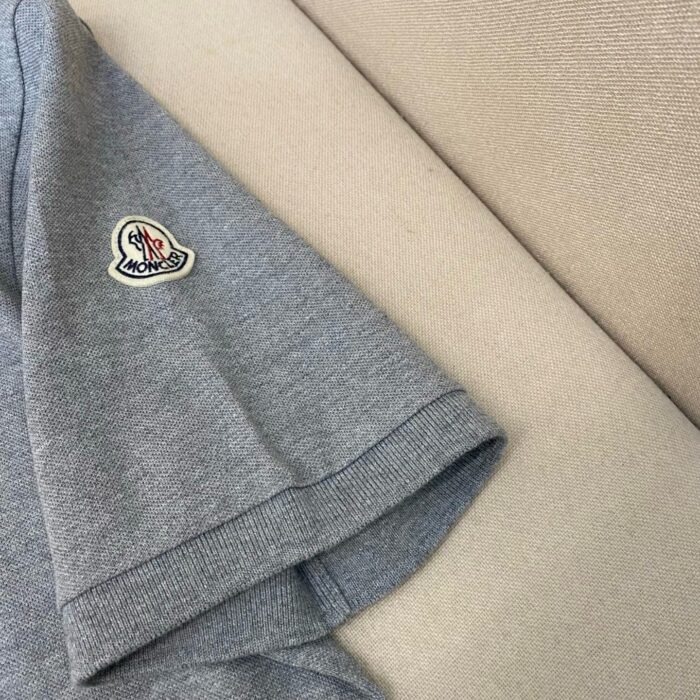 Maglietta grigia casual con patch logo sulla manica in tessuto morbido e confortevole.