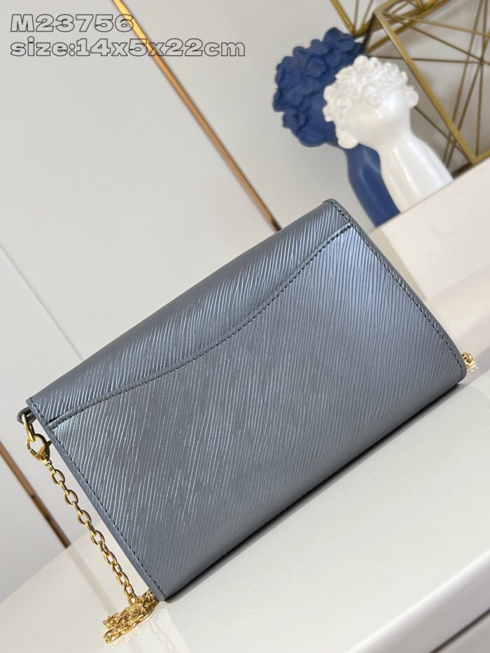 Borsa clutch grigia elegante con catena dorata, design moderno e stile sofisticato.