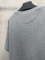 Maglietta grigia in cotone semplice, casual, senza stampe, perfetta per un look minimalista e confortevole.