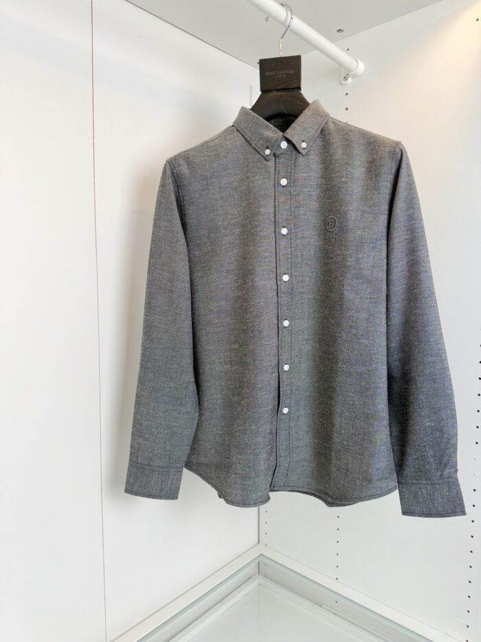 Camicia grigia classica in cotone, maniche lunghe, stile elegante e versatile per ogni occasione.
