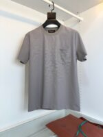 Maglietta grigia a maniche corte con taschino, stile casual e tessuto morbido di alta qualità.