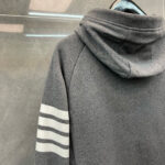 Felpa grigia con strisce sportive sul manica, comoda e elegante per ogni occasione casual.