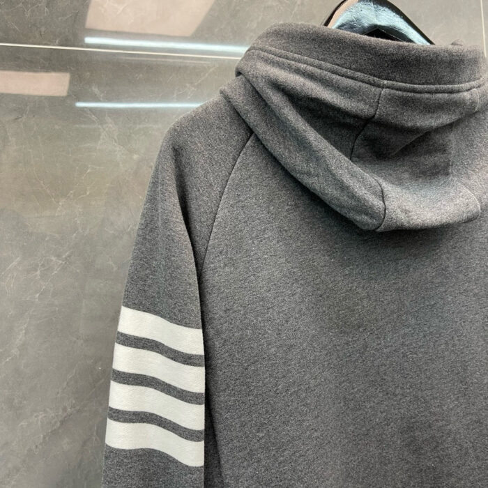Felpa grigia con strisce sportive sul manica, comoda e elegante per ogni occasione casual.