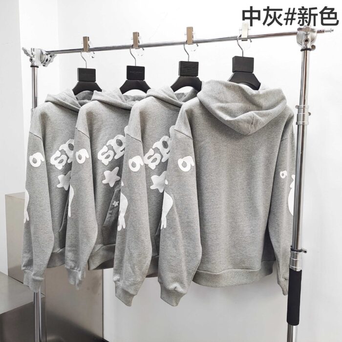 Felpe grigie moderne con logo, streetwear casual e stile minimalista su supporto metallico.