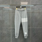 Pantaloni jogger donna grigi con strisce bianche, comodi, stile sportivo e look casual.