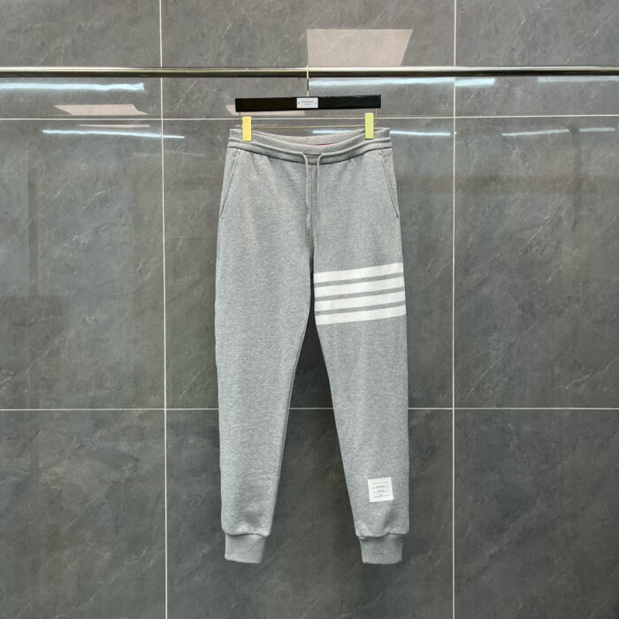 Pantaloni jogger donna grigi con strisce bianche, comodi, stile sportivo e look casual.