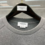 Maglione grigio Thom Browne in cotone, stile classico e haut couture italiano.