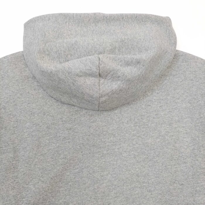 Felpa grigia semplice e versatile, ideale per sport e, casual, in cotone e poliestere.