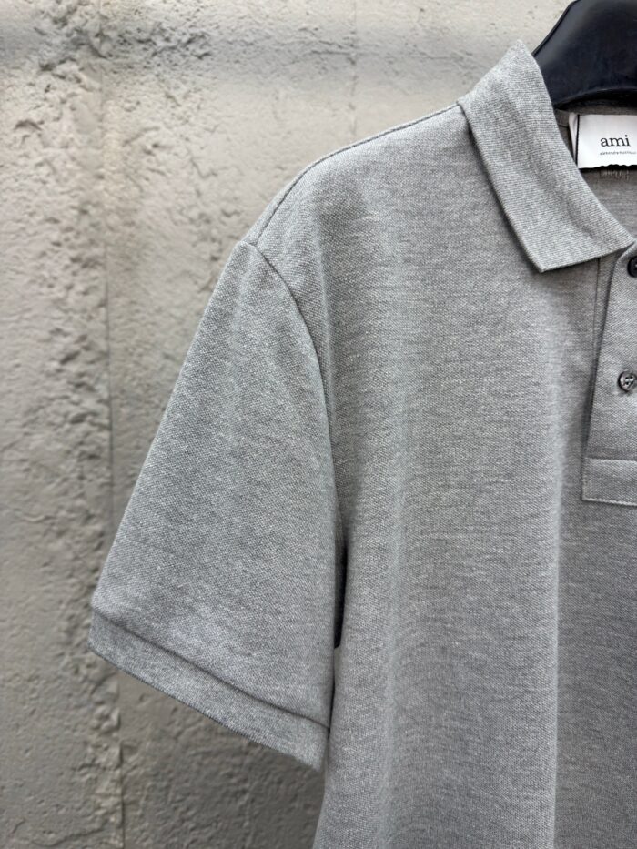 Maglietta polo grigia elegante e casual, tessuto leggero, stile versatile per ogni occasione.