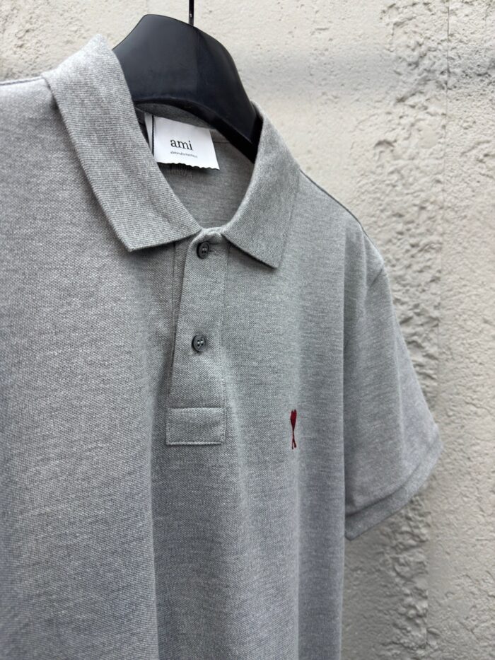 Maglietta polo grigia classica in cotone, con logo ricamato, ideale per look casual e raffinati.