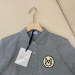 Maglietta polo grigia con logo ricamato, stile classico, cotone di alta qualità.