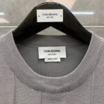 Maglione grigio a coste Thom Browne, made in Italia, elegante e di alta qualità.