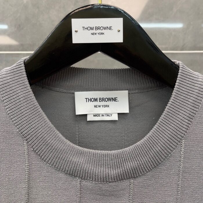 Maglione grigio a coste Thom Browne, made in Italia, elegante e di alta qualità.