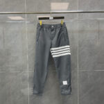 Pantaloni sportivi grigi con strisce bianche, comodi, moderni e perfetti per look casual.