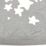 Felpa grigia con stelle bianche, stile casual e giovane, comoda e alla moda.
