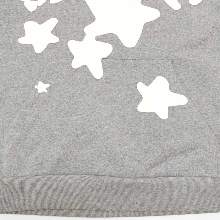 Felpa grigia con stelle bianche, stile casual e giovane, comoda e alla moda.
