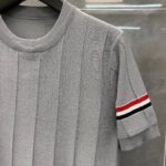 Camicia grigia con manica a bande colorate e design moderno, perfetta per look casual ed eleganti.