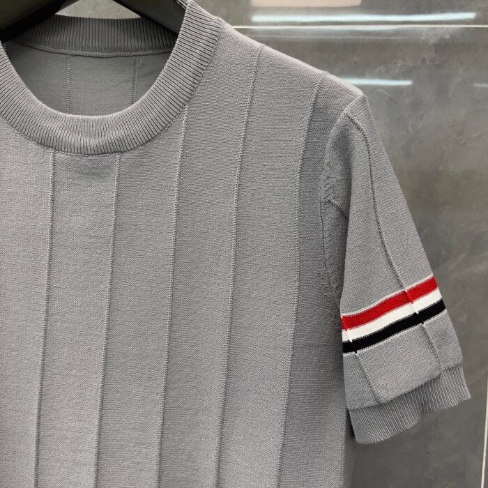 Camicia grigia con manica a bande colorate e design moderno, perfetta per look casual ed eleganti.