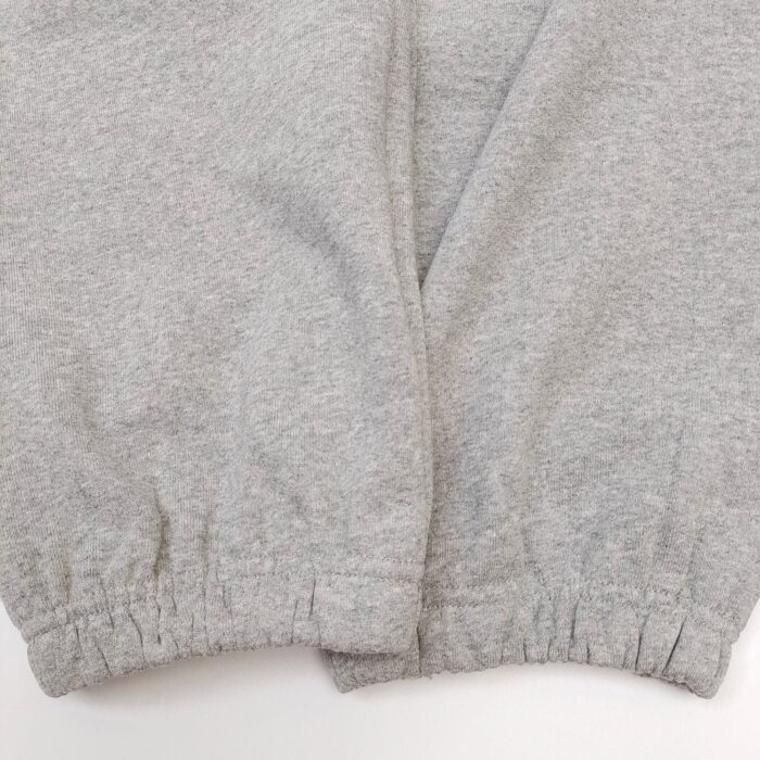 Pantaloni felpati grigi con polsini elasticizzati, comodi per relax e attività sportive leggere.