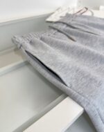 Pantaloni sport grigi con coulisse e tasche, comodi e eleganti per ogni occasione casual.