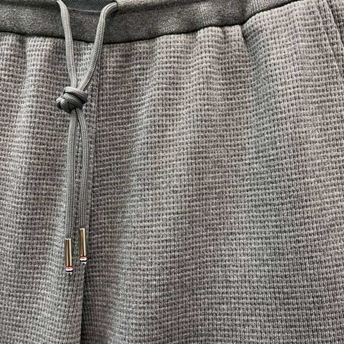 Pantaloncini sportivi grigi con elastico, cordoncino e dettagli metallici, comodi e stile modern0.