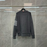 Felpa grigia con strisce sportive e logo, style casual e moderno, tessuto morbido e confortevole.