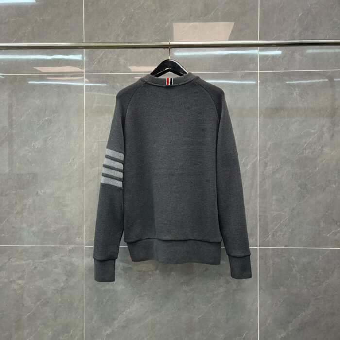 Felpa grigia con strisce sportive e logo, style casual e moderno, tessuto morbido e confortevole.