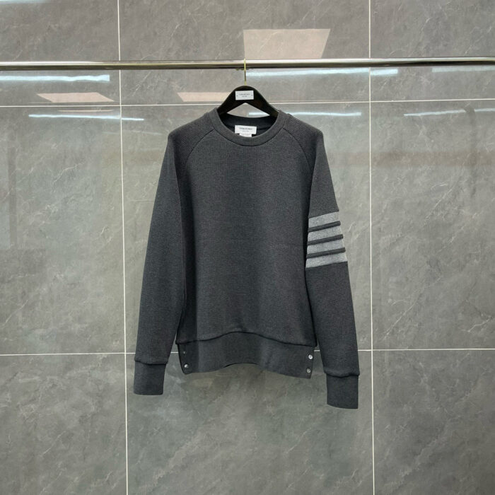 Felpa grigia sportiva con strisce, bottoni moderni e design minimalista, perfetta per ogni look.