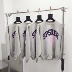 Magliette grisaille con grafica SPIDER viola, stile urban e casual, ideale per look moderni.