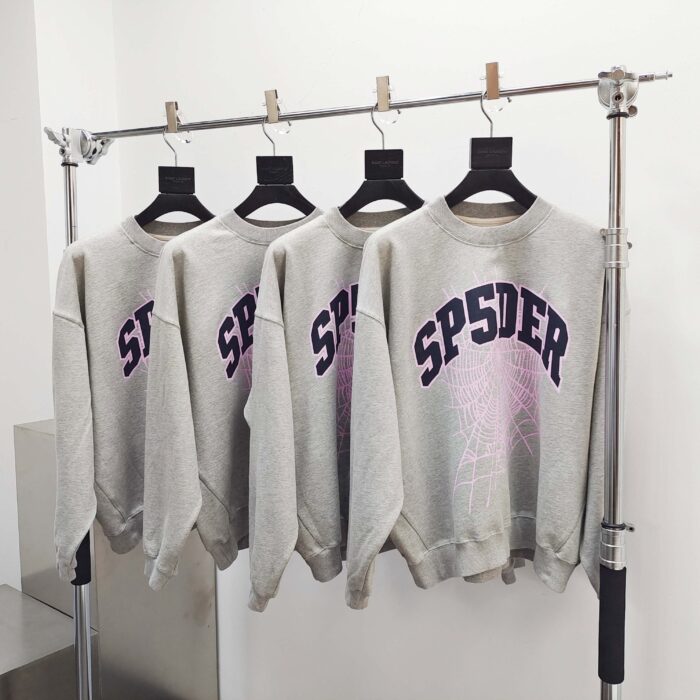 Magliette grisaille con grafica SPIDER viola, stile urban e casual, ideale per look moderni.