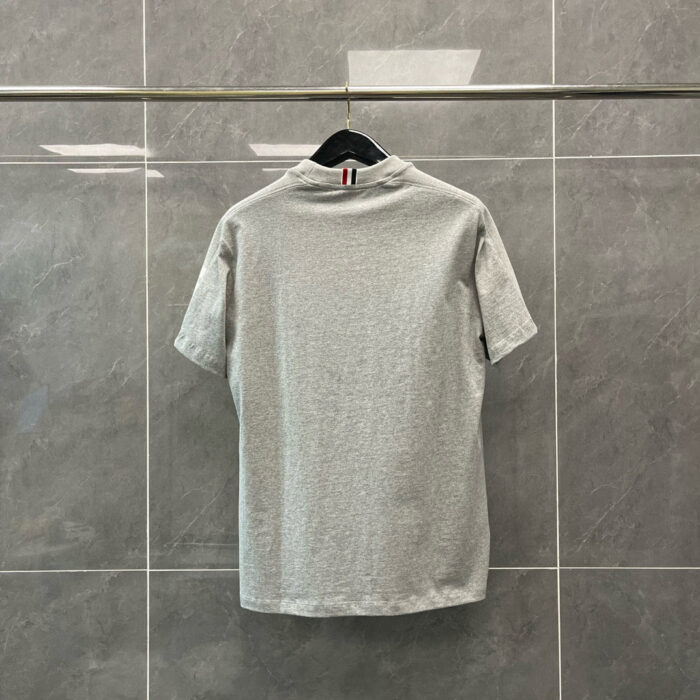 T-shirt grigia da dietro con dettaglio a righe, stile casual e moderno.